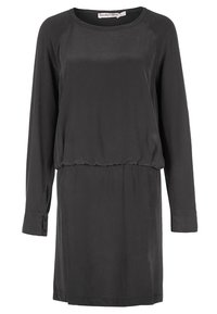 Svart långärmad klänning i mjukt tyg, med rundad halsringning och elastisk midja för en avslappnad passform.