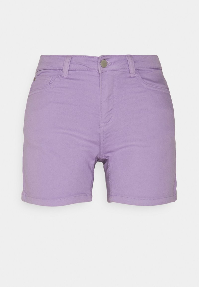 Short en jean de couleur lavande avec passants de ceinture, fermeture boutonnée à l'avant et poches avant, présenté sur un fond uni.