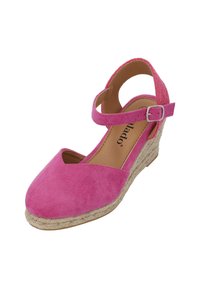 Scarpa espadrilles in suede rosa con tacco a cuneo, cinturino alla caviglia, design con punta scoperta e piattaforma avvolta in juta. Texture liscia, forma arrotondata.