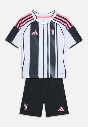 Kit de football des jeunes de la Juventus avec des rayures verticales noires et blanches, des accents roses aux épaules et un short noir avec un logo et des détails roses.
