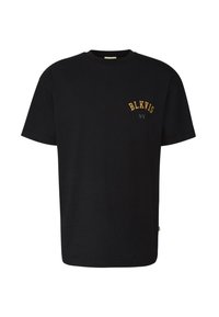 Musta puuvillainen t-paita, jossa on lyhyet hihat, pyöreä pääntie ja rintaprintti keltaisessa ja vihreässä, jossa lukee "BLKVIS NY".