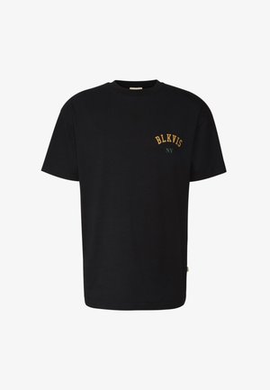 Mustast puuvillast T-särk, millel on lühikesed varrukad, ümarrand ja rinnal kollase ja rohelise kirjaga trükk, kus on kirjas "BLKVIS NY."