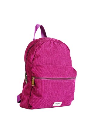 Mochila de pana rosa brillante con bolsillo delantero con cremallera, asa superior y etiqueta de marca en la parte inferior delantera sobre un fondo blanco.
