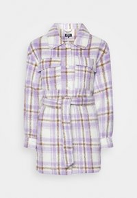 Robe chemise en peluche à carreaux violets, avec des accents blancs et bruns, dotée d'un col, de deux poches poitrine, de boutons et d'une ceinture assortie.