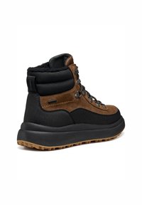 Botas de senderismo de ante marrón y textil negro con cuello acolchado, ojales metálicos y suela de goma texturizada para mayor tracción.