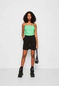 YAS YASHELEN - Shorts - black