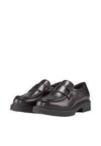 Schwarze Leder-Loafer mit abgerundetem Zehenbereich, einem Riemenakzent und einem niedrigen Blockabsatz. Glatte Textur und minimale Details auf dem Obermaterial.