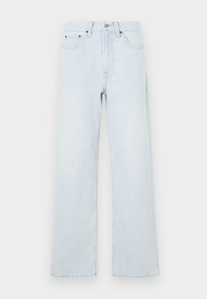 Jeans en denim bleu clair avec une coupe large, dotés d'une fermeture à bouton, de cinq poches et de détails de couture subtils.