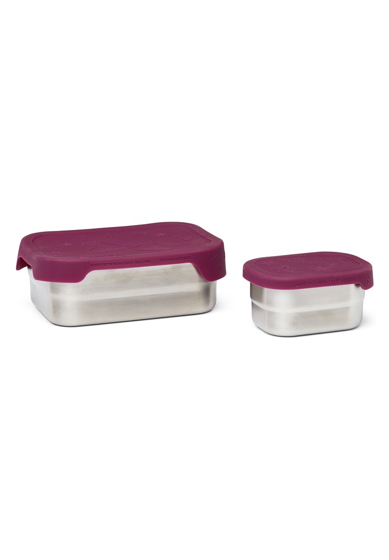 Contenedores de almacenamiento de alimentos de acero inoxidable con tapas de silicona morada. Un contenedor rectangular más grande y un contenedor cuadrado más pequeño.