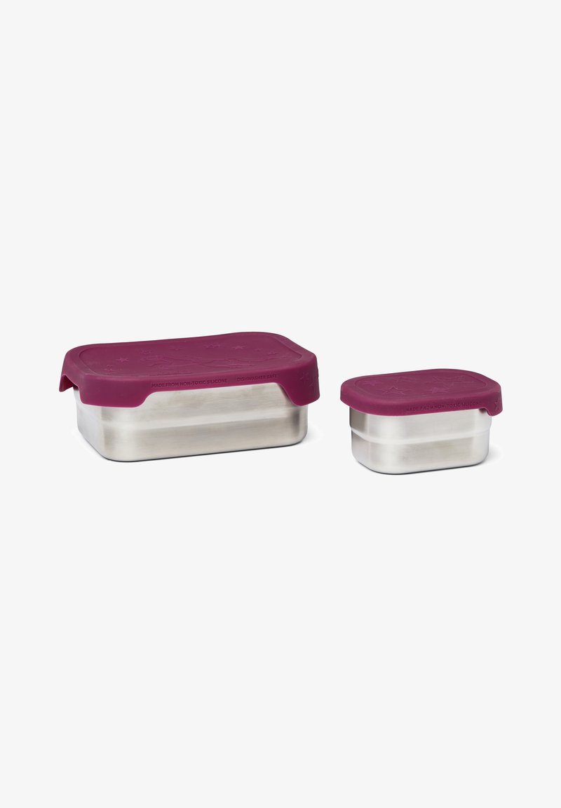 Contenedores de almacenamiento de alimentos de acero inoxidable con tapas de silicona morada. Un contenedor rectangular más grande y un contenedor cuadrado más pequeño.