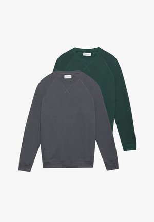 Zwei langärmlige Sweatshirts mit Rundhalsausschnitt, eines vorne in Dunkelgrau und eines hinten in Dunkelgrün, beide mit sichtbaren Nackenetiketten.