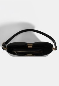 Zwarte leren handtas met een zachte afwerking. Voorzien van een goudkleurige sluiting, een ritsvak aan de binnenkant en een afneembare schouderriem voor veelzijdigheid.