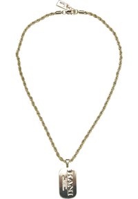 Auksu padengtas metalinis kaklo papuošalas su susuktos virvės dizainu; turi stačiakampį pakabuką, ant kurio įrašyta "KANI" ir papildomas tekstas.