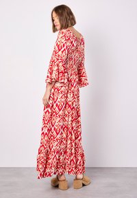 Apricot IKAT SWIRLS - Maxikleid - red