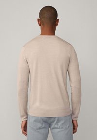 Svijetlosmeđa pletena sweatshirt s dugim rukavima, okruglim izrezom, teksturiranim detaljima na rukavima i glatkom završnom obradom.