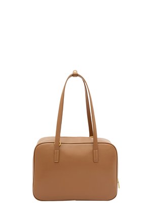 Brązowa skórzana torebka w kształcie prostokąta, z dwoma rączkami na ramię i zamknięciem na górze na zamek błyskawiczny. Charakteryzuje się minimalizmem w designie i złotymi akcentami sprzętowymi.