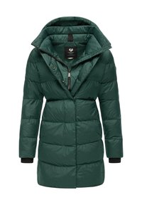 Groene pufferjas met horizontale stiksels, hoge kraag en een ritssluiting aan de voorkant. Voorzien van elastische manchetten en een gladde, glanzende textuur.