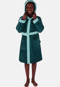 Türkiser Fleece-Bademantel mit Kapuze, bestehend aus einem dunkler grünen Hauptteil, zwei vorderen Taschen und einem passenden Gürtel. Weicher, strukturierter Stoff.