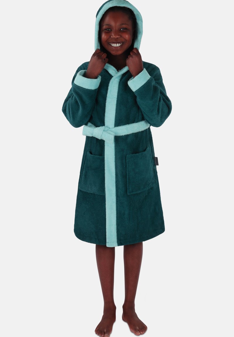 Türkiser Fleece-Bademantel mit Kapuze, bestehend aus einem dunkler grünen Hauptteil, zwei vorderen Taschen und einem passenden Gürtel. Weicher, strukturierter Stoff.