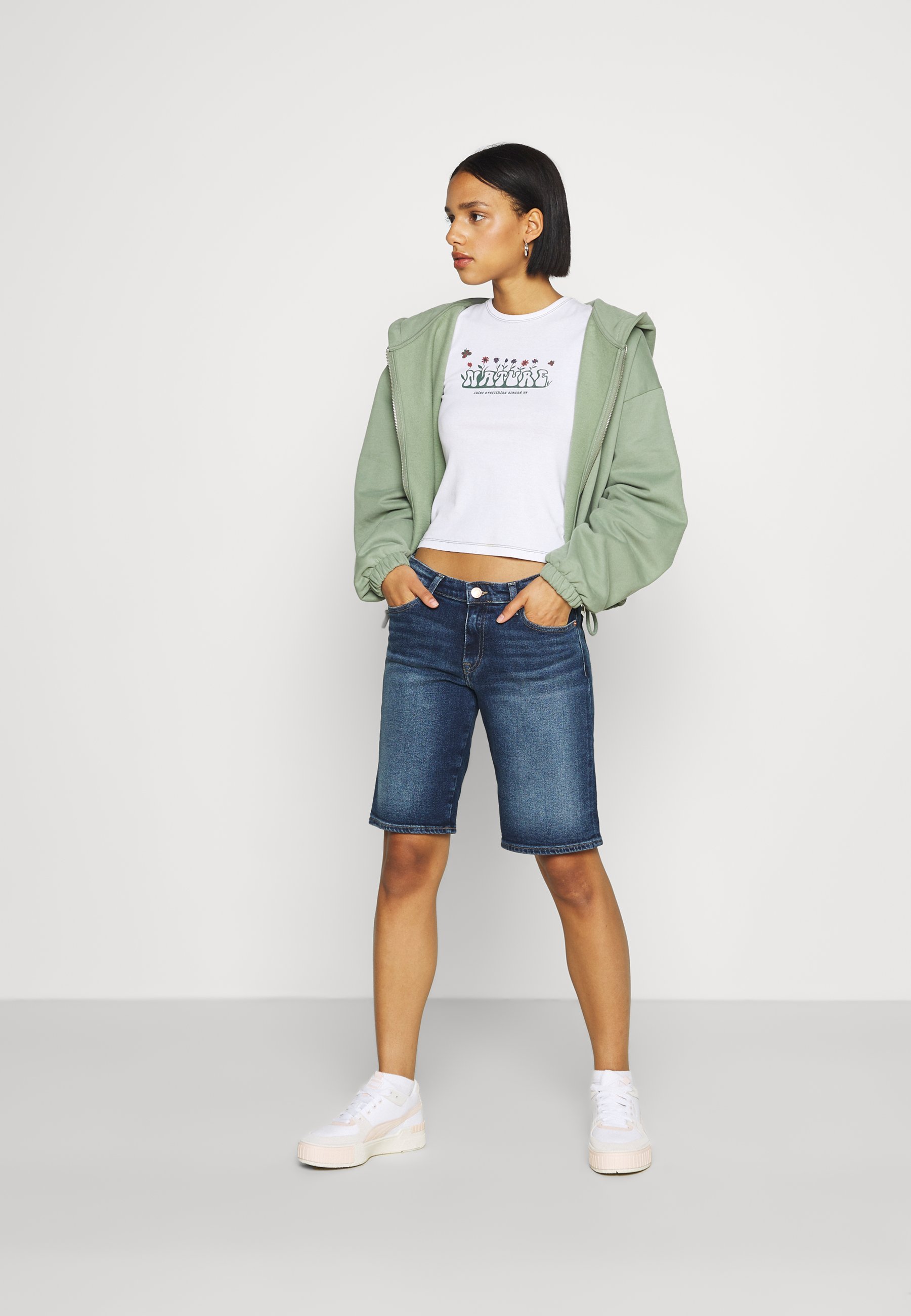 Tommy Jeans MID RISE BERMUDA SAE - Džinsiniai šortai - blue denim/mėlynų  džinsų - Zalando.lt