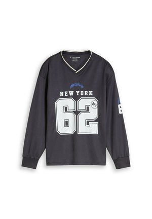 Schwarzes langärmliges Oversized-Hemd mit V-Ausschnitt, weißer "New York 62" Schriftzug und blauen sowie weißen Details vorne und am Ärmel.
