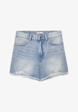 Shorts en denim bleu clair avec ourlets effilochés, détails usés sur l'avant des jambes, petits clous argentés éparpillés, poches avant et fermeture à boutons.