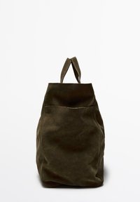 Donkergroene suède tote bag met twee korte gestikte handvatten, rechtopstaand op een witte achtergrond.