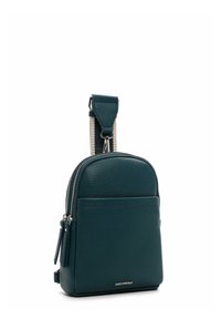 Taschen aus hellblauem Leder mit Reißverschluss, Vordertasche und strukturierter Oberfläche. Verfügt über einen abnehmbaren Riemen mit kontrastierenden Details.