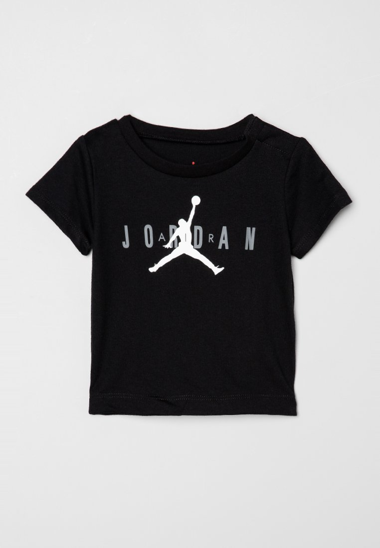 T-shirt noir en coton à manches courtes avec un logo Air Jordan blanc et le texte "JORDAN" en gris, avec un col rond et une texture douce.