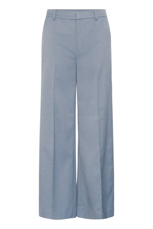 Pantalon large bleu clair avec passants pour ceinture, poches latérales et plis à l'avant, conçu pour une coupe ample et confortable.