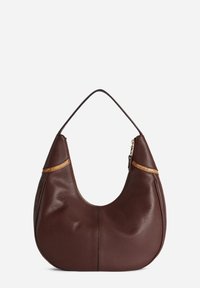Borsa hobo in pelle marrone con forma arrotondata, dotata di una sottile tracolla e di un dettaglio a contrasto tan lungo la cucitura superiore.