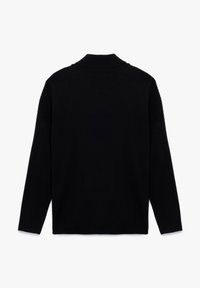 Jersey de punto negro con cuello alto, textura acanalada en los hombros y mangas largas. Diseño simple con un corte relajado.