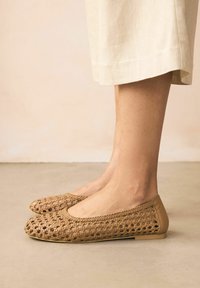 Vävda tanballettskor med rundad tå, med en öppen, texturerad design och släta läderdetaljer. Platt sula.
