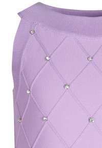 Top a maglia lilla con un motivo a diamante testurizzato, dotato di decorazioni in cristallo agli incroci e un colletto a coste.