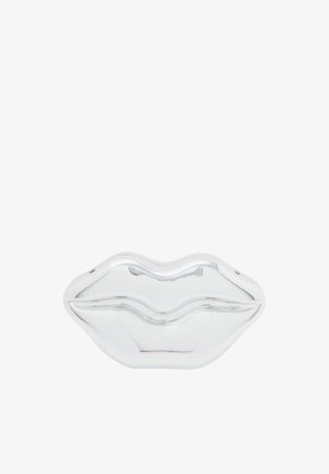 Srebrna miska w kształcie wargi z gładką, lustrzaną powierzchnią, falistymi brzegami i płytkim profilem. Posiada zaokrąglony kształt i nowoczesny design.