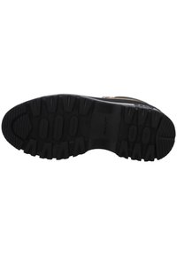 Semelle en caoutchouc noir d'une botte avec des crampons profonds conçus pour l'adhérence, affichant le nom de la marque et la taille sur la semelle.