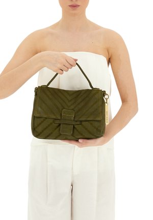 Borsa a tracolla verde oliva realizzata in materiale testurizzato, caratterizzata da un design a zig-zag, una chiusura a pattina e un manico corto. Dettagli in hardware color oro.