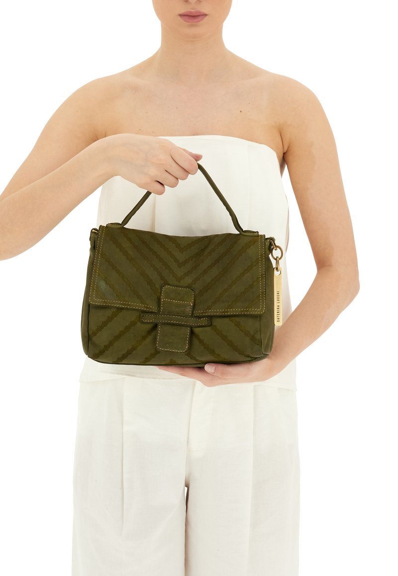 Borsa a tracolla verde oliva realizzata in materiale testurizzato, caratterizzata da un design a zig-zag, una chiusura a pattina e un manico corto. Dettagli in hardware color oro.