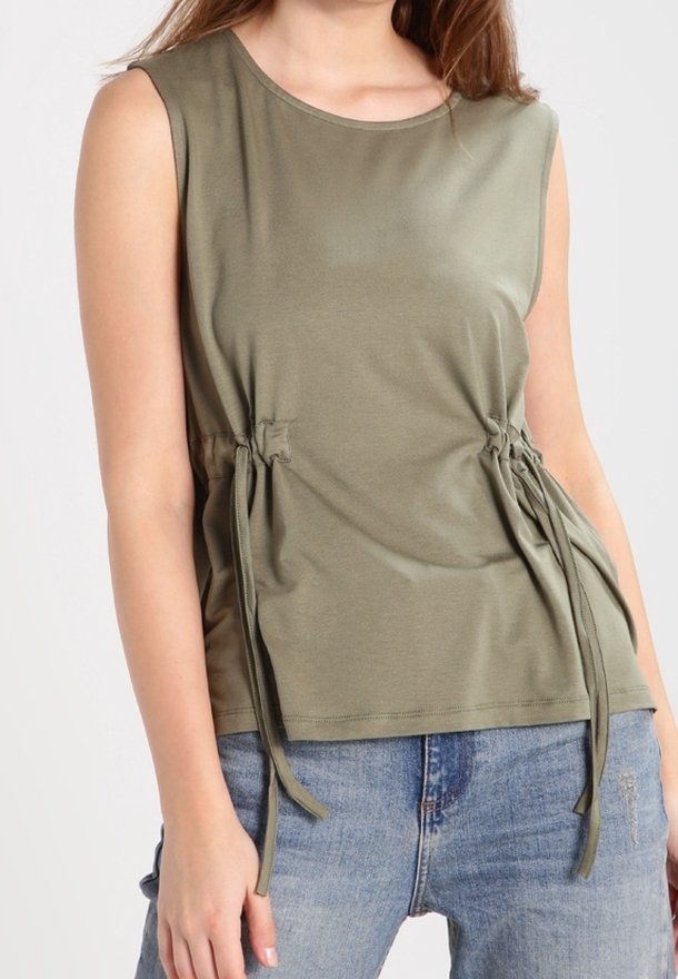 Olivgrön ärmlös topp med rund halsringning, rynkade sidodetaljer med justerbara band och en mjuk, len tygtextur.