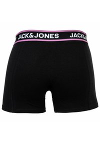 Svarta bomullskalsonger med vid elastisk midja där det står "JACK&JONES" i vit text och en tunn rosa accent över.