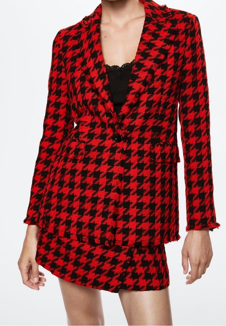Rode en zwarte houndstooth-gepatroneerde blazer met rafelige randen, sluiting met één zwarte knoop, twee voorkruiszakken en een bijpassende minirok.