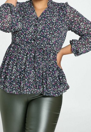 Kwiecisty top typu peplum na czarnym tle, ozdobiony małymi białymi, różowymi i niebieskimi kwiatami; długie rękawy i guziki z przodu; miękka tkanina.