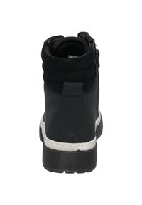 Bottine noire avec un bout rond, tige texturée, col rembourré et une fermeture éclair sur le côté. Présente une semelle intermédiaire blanche et une semelle extérieure en caoutchouc texturé.