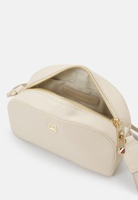 Tommy Hilfiger FRESH CAMERA BAG - Ülerinna-kott - classic beige