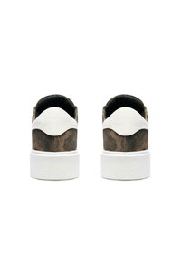 Sneakers in suede con un motivo mimetico marrone e suole in gomma bianca, con una forma arrotondata e supporto per la caviglia imbottito.