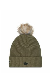 Beanie in verde oliva lavorato a maglia con una texture a coste, dotato di un leggero pom-pom in finta pelliccia sulla sommità e una patch con il logo sul bordo ripiegato.