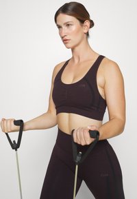ICANIWILL RUSH SEAMLESS BRA - Vidutiniškai krūtinę prilaikanti sportinė liemenėlė - burgundy