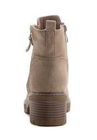 Botín de ante beige hasta el tobillo con punta redondeada y tacón apilado. Presenta un zipper lateral y costuras decorativas a lo largo de las costuras.