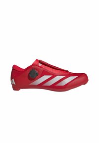 Czerwony but sportowy ma elegancki design z siateczkowym wierzchem, zintegrowanym systemem zapięcia oraz trzema białymi ukośnymi paskami po boku.