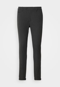 Donkergrijze op maat gemaakte slim-fit broek met knoopsluiting, riemlussen, zijzakken en omgeslagen pijpen tegen een witte achtergrond.